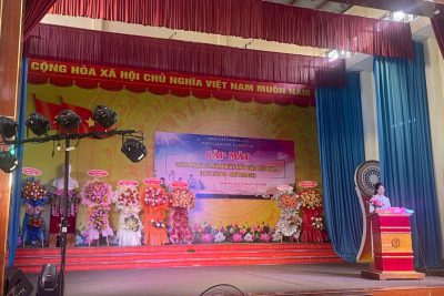 Bạn Nguyễn Thị Cẩm Vân – Lớp 11A1 đại diện cho toàn thể học sinh, học viên trong toàn huyện Krông Ana tri ân thầy giáo, cô giáo nhân dịp 42 năm Ngày Nhà Giáo Việt Nam