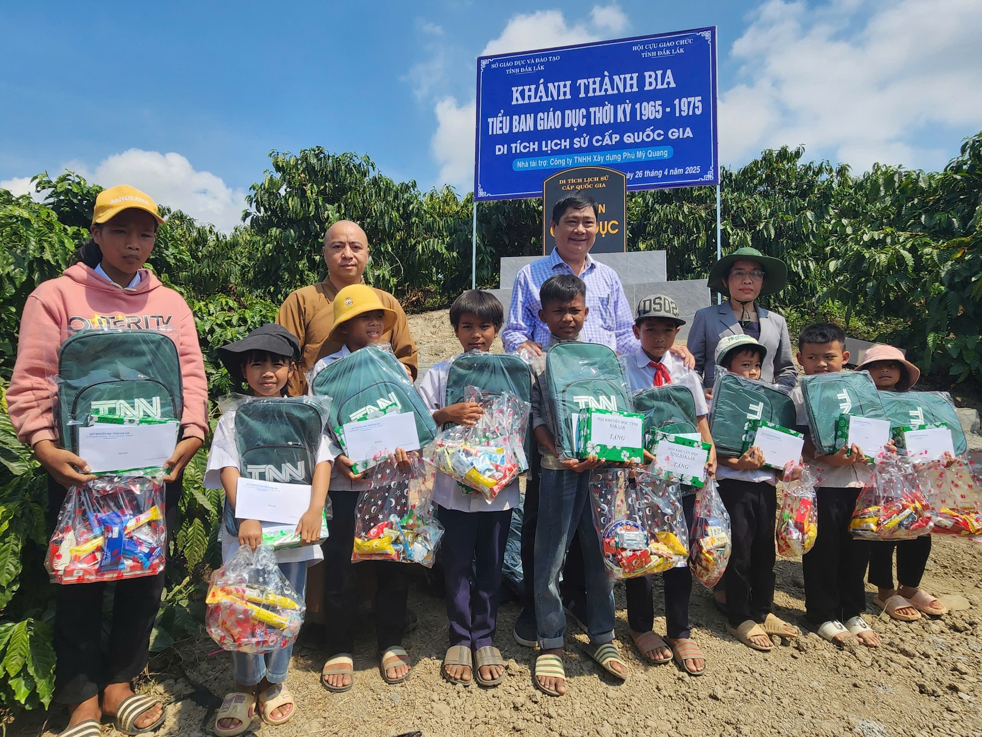 TS Lê Thị Thanh Xuân cùng lãnh đạo Hội Khuyến học tỉnh tặng quà cho học sinh vùng căn cứ cách mạng H9 (xã Cư Pui) tỉnh Đắk Lắk. (Ảnh: TT) 1-hoc-bong.jpg